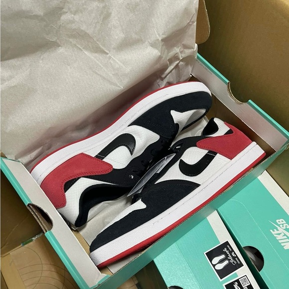 Nike Black and Red Sneakers Athletic Style - Picture 4 of 4